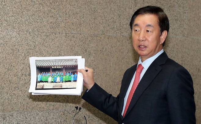 김성태 자유한국당 전 원내대표가 20일 오전 국회에서 <한겨레>가 제기한 자신의 딸 케이티 특혜채용 의혹에 대해 딸이 나와 있는 케이티 신입사원 선비문화 체험수련 기념사진 등을 들고 근거없는 의혹이라고 주장하고 있다. 김경호 선임기자 jijae@hani.co.kr