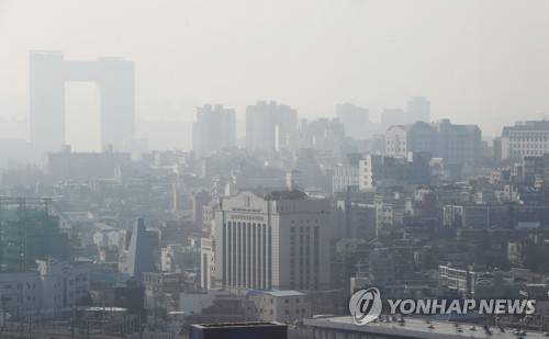탁한 서울 (서울=연합뉴스) 강민지 기자 = 초미세먼지 농도 '나쁨' 수준을 보인 17일 서울 용산구 일대가 흐리게 보인다. 2018.12.17 mjkang@yna.co.kr