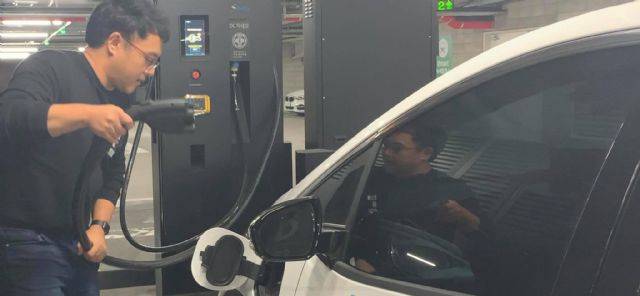 직접 이마트 초급속 전기차 충전소 케이블을 볼트 EV 충전구와 연결시켜봤다. (사진=지디넷코리아)