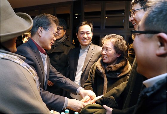 2018년 1월 8일 문재인 대통령의 영화 ‘1987’ 관람에 동행한 우상호 의원(좌에서 두번째). [중앙포토]