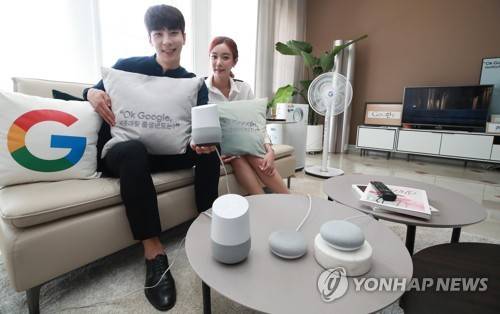 시판 중인 구글 홈-구글 홈 미니 9월 11일 서울 용산구 한남동 '구글 홈-구글 홈 미니' 국내 출시 행사장에서 홍보모델들이 AI 음성비서 기술인 구글 어시스턴트를 기반으로 스마트홈을 구현한 '구글 홈'(왼쪽 앞)과 '구글 홈 미니' 제품을 소개하고 있다. [연합뉴스 자료사진]