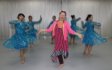 북한춤을 무대에 올린 무용가 안은미