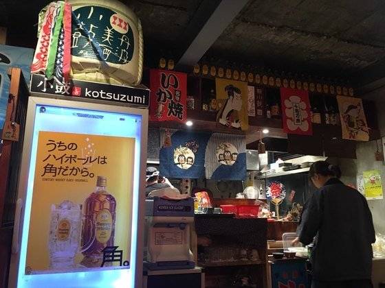 홍대 앞 한 일본음식점의 실내 풍경. 마치 일본의 어느 식당에 와 있는 것처럼 일본어로만 장식돼 있다. 김영주 기자