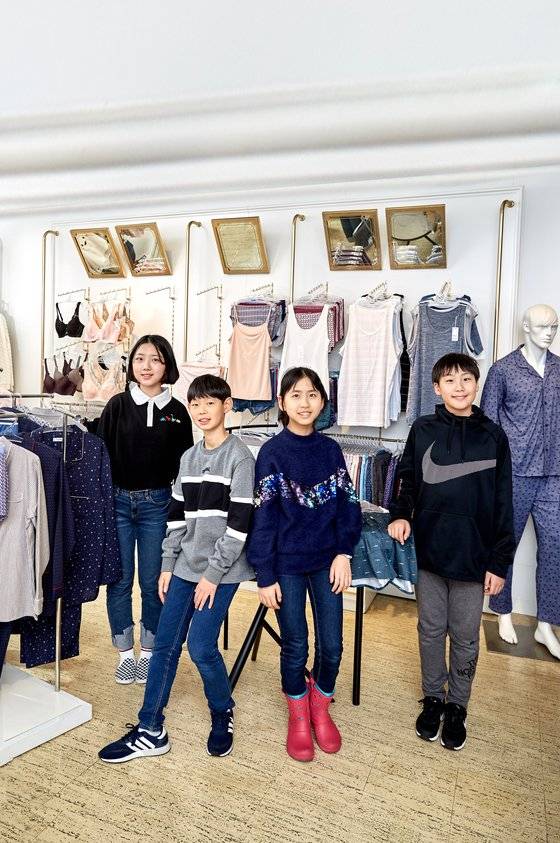 노윤서·최찬이·이지윤·김동률(왼쪽부터) 10대 초반인 소중 학생기자단은 속옷 입문 단계 연령이다.