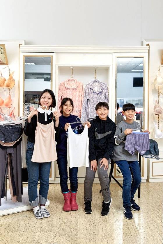 노윤서·이지윤·김동률·최찬이(왼쪽부터) 소중 학생기자단이 서울 용산의 한 속옷 업체 본사를 찾았다. 각자 마음에 드는 속옷을 골라 들었다.