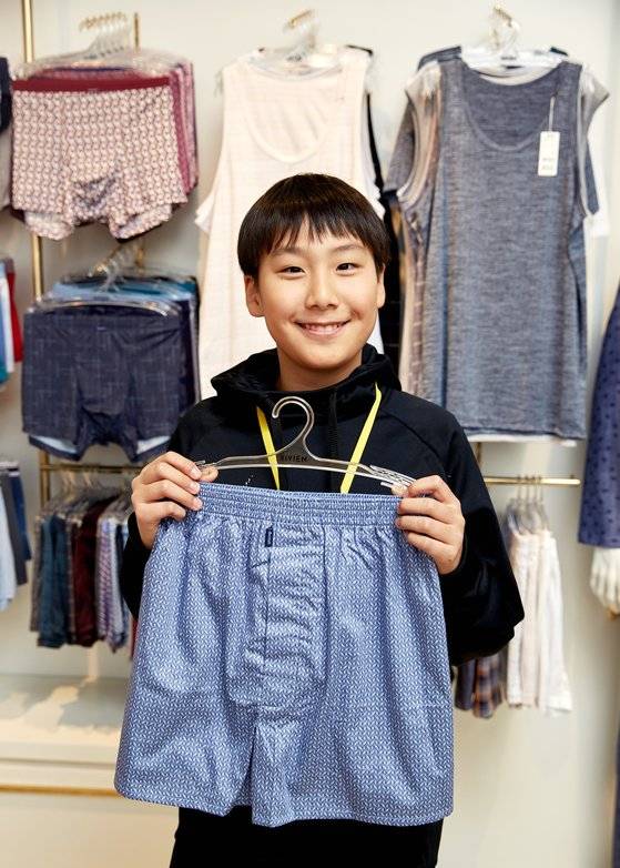 김동률 학생기자가 본인이 좋아하는 속옷 색을 골랐다.
