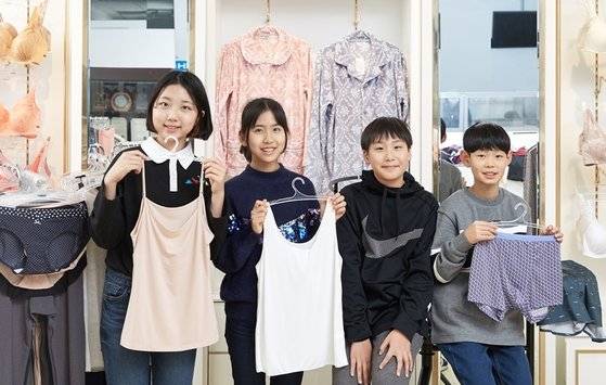 노윤서·이지윤·김동률·최찬이(왼쪽부터) 학생기자는 이 날 속옷 매장 방문, 속옷 디자이너와의 대화 등을 계기로 속옷과 이전보다는 친해졌다.