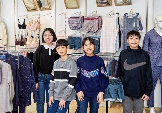 노윤서·최찬이·이지윤·김동률(왼쪽부터) 학생기자는 속옷 매장에 들어서자마자 눈이 휘둥그레졌다. "이게 다 뭐예요"라는 게 이들 중 한 사람의 첫 질문이었다.