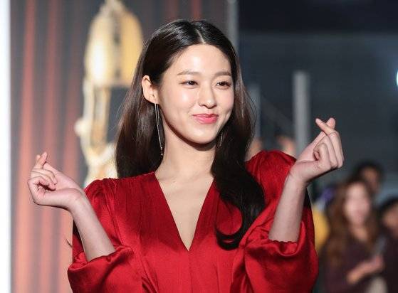 AOA 설현이 지난 10월 22일 오후 서울 세종문화회관에서 열린 ‘제55회 대종상 영화제’ 레드카펫 행사에 참석해 포즈를 취하고 있다. [뉴스1]