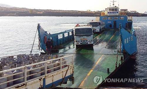 제주시 우도면에서 LPG 통을 실은 트럭이 화물선에서 내리고 있다. [연합뉴스 자료사진]
