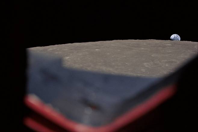 윌리엄 앤더스가 찍은 다른 사진. 지구가 떠오르는 장면을 잘 포착했지만 멋있지는 않다. -NASA 제공