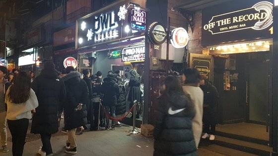 지난 8일 새벽 이태원 해밀톤호텔 뒷길에는 영하 8도의 추운 날씨에도 불구하고 클럽이나 라운지바를 이용 하려는 사람이 많이 몰렸다. [박민제 기자]