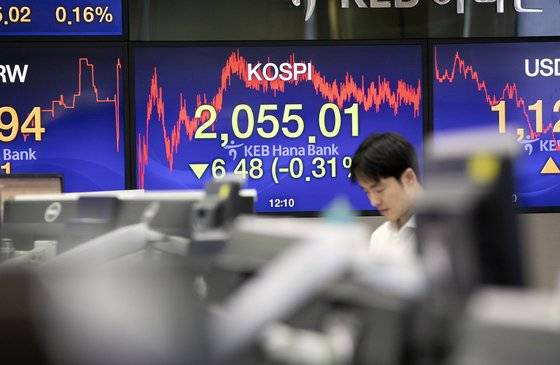 올해 증시는 부진했는데 투자자가 부담해야 할 증권거래세는 8조원으로 역대 최대를 기록할 전망이다. 사진은 24일 오후 서울 중구 KEB하나은행 딜링룸 전광관. 이날 코스피 지수는 미국 연방정부의 부분 폐쇄(셧다운)와 뉴욕증시 급락 여파로 2050대로 하락했다. [연합뉴스]