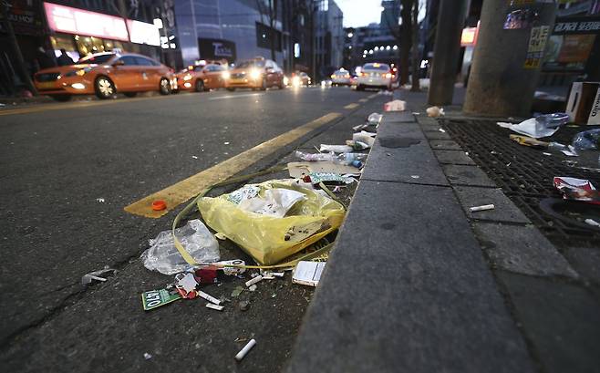 성탄절인 25일 오전 서울 마포구 홍대 거리에 쓰레기가 가득하다. 임현동 기자