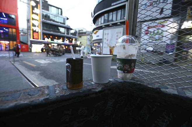 성탄절인 25일 오전 홍대 거리에서 누군가 놓고 간 음료수 용기가 놓여있다. 임현동 기자