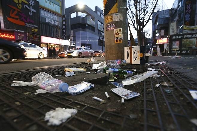 시민들이 버린 쓰레기가 25일 오전 서울 마포구 홍대 도로에 널려있다. 임현동 기자