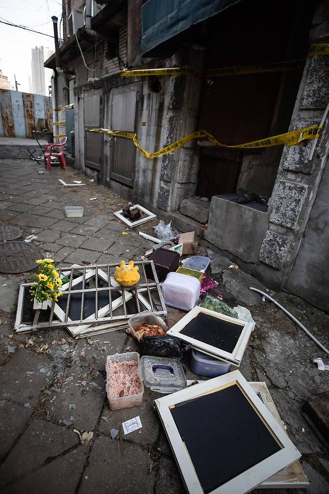 23일 서울 강동구 천호동 성매매업소 건물 화재 현장에 폴리스라인이 쳐져 있다. [뉴스1]