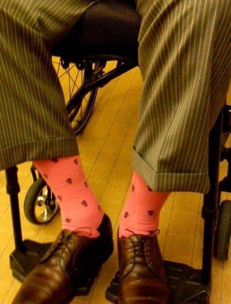 조지 H.W 부시 전 미국 대통령은 ‘아들 부시’ 인 조지 W 부시 전 대통령의 기념관 헌정식에서 분홍빛 양말을 선택했다. 제나 부시 트위터.