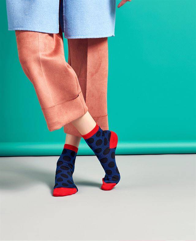 과감한 무늬의 양말을 선택했다면 바짓단을 짧게 입는 것이 좋다. 맨플로어 제공