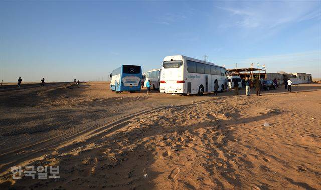 여행객들이 아스완에서 아부심벨로 가는 도로 옆 휴게소에서 잠시 휴식하고 있다.