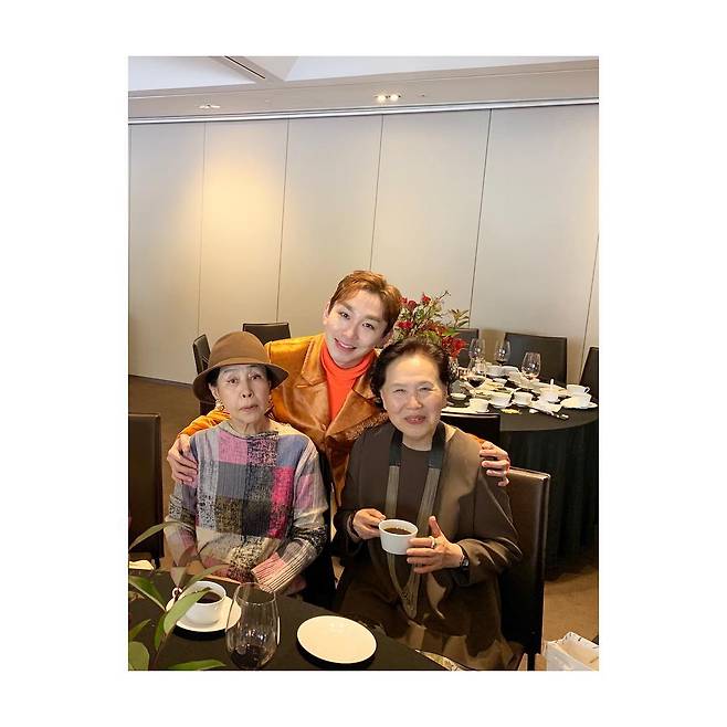 왼쪽부터 손숙 김호영 박정자