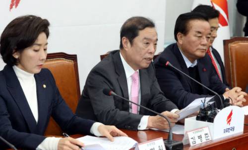 26일 오전 서울 영등포구 여의도 국회에서 열린 자유한국당 비상대책위원회-중진의원 연석회의에서 김병준 비대위원장이 발언하고 있다. 뉴시스