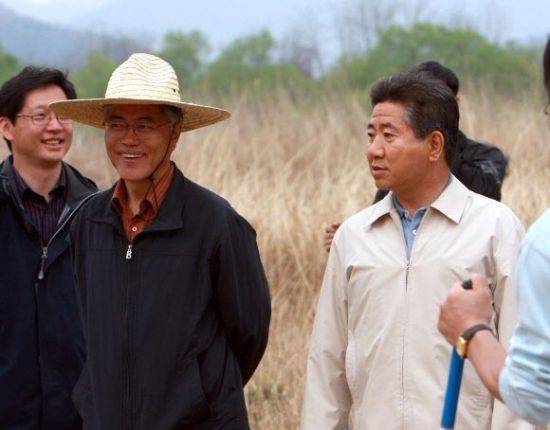 고 노무현(오른쪽) 전 대통령의 퇴임 후 봉하마을에서 함께 한 문재인 대통령. 왼쪽 뒤는 김경수 경남지사.사진=연합뉴스