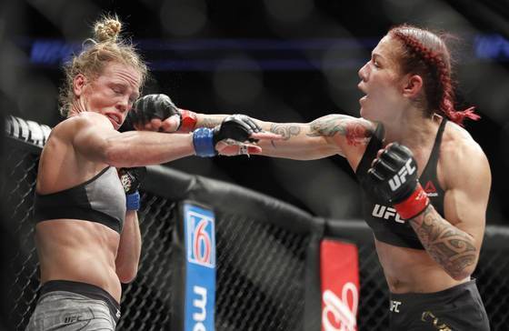 UFC 219에서 홀리 홈을 상대로 강펀치를 날리고 있는 크리스 사이보그(오른쪽). [AP=연합뉴스]