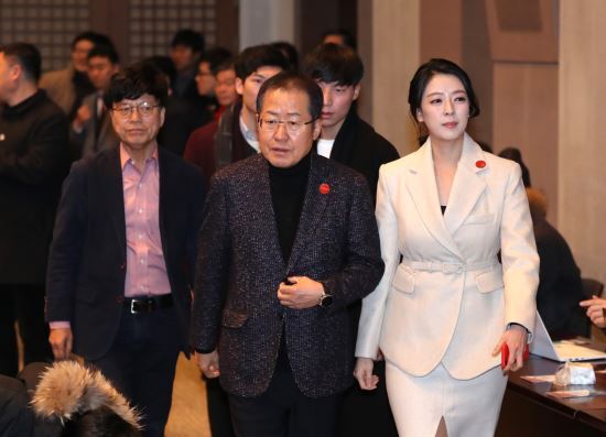 지난 26일 서울 중구 한국프레스센터에서 열린 프리덤코리아 창립식에 나란히 입장하고 있는 홍준표 전 자유한국당 대표와 배현진 대변인