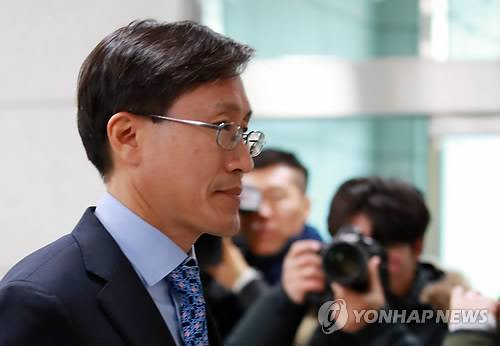 대검 기자실 향하는 정병하 감찰본부장 (서울=연합뉴스) 홍해인 기자 =정병하 대검찰청 감찰본부장이 27일 오전 서울 서초동 대검찰청에서 전 청와대 특별감찰반 김태우 수사관의 비위 의혹 관련 감찰 결과를 설명하기 위해 대검 기자실로 들어가고 있다. 2018.12.27       hihong@yna.co.kr  (끝)