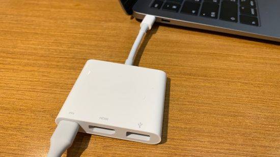 USB-C(썬더볼트3) 단자 두 개로 모든 입출력을 처리한다. (사진=지디넷코리아)