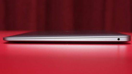 두께는 이전 제품 대비 약 2mm 줄었다. (사진=지디넷코리아)