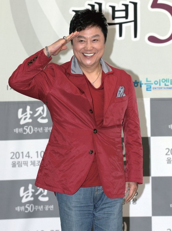 남진이 2014년 4월 8일 서울 홍은동 그랜드힐튼 호텔에서 열린 데뷔 50주년 신곡 ‘파트너’ 발매 기념 기자간담회에서 거수경례로 인사하고 있다.
