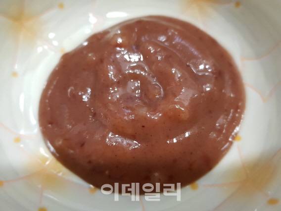시원한 상태의 ‘비비빅 동지팥죽’. 겉보기에도 되직한 농도가 느껴진다. (사진=이성웅 기자)
