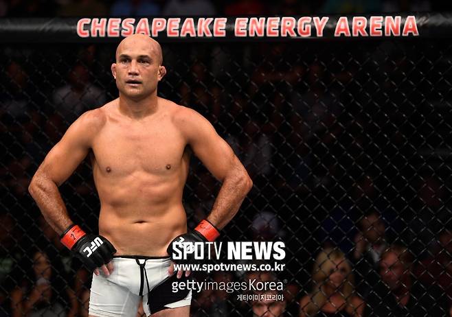 ▲ BJ 펜(사진)이 17년 만에 언더 카드 경기에 나선다. 펜은 30일(한국 시간) 미국 로스앤젤레스에서 열리는 UFC 232에서 라이언 홀과 주먹을 맞댄다. 이 경기를 포함해 언더 카드 전 경기를 스포티비 온과 스포티비 나우, 스포티비에서 볼 수 있다. 메인 카드 5경기는 스포티비 온과 스포티비 나우에서 시청할 수 있다.