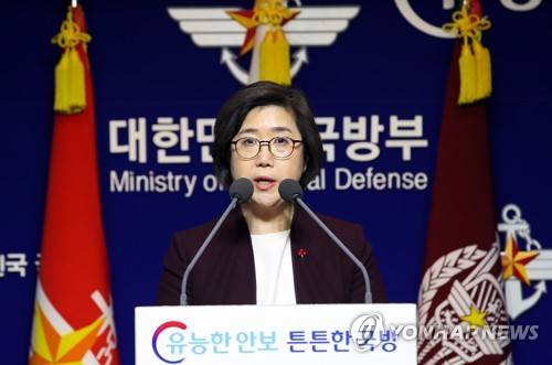 국방부, 일 초계기 동영상 공개에 유감 표명 (서울=연합뉴스) 진성철 기자 = 한국과 일본이 우리 해군의 북한 선박 구조 과정에서 발생한 레이더 가동 문제로 엇갈린 주장을 펼치고 있는 가운데 28일 서울 용산구 국방부에서 최현수 국방부 대변인이 일본의 일방적인 초계기 동영상 공개에 대해 유감을 표명하고 있다.   2018.12.28 zjin@yna.co.kr