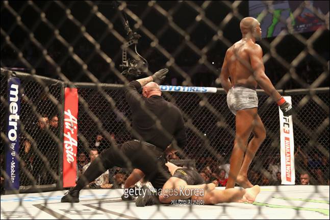 구스타프손은 존스의 상대가 되지 못했다. ⓒ 게티이미지