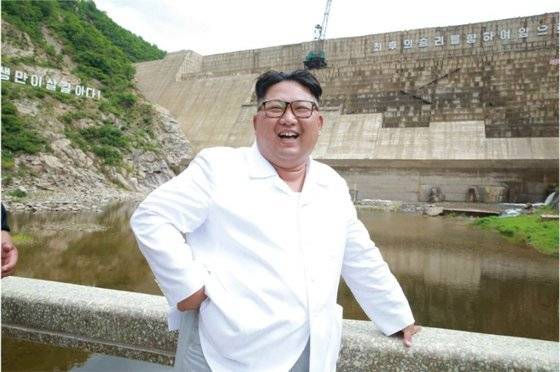 김정은 북한 국무위원장이 함경북도 어랑군의 수력발전소인 어랑천발전소 건설현장을 시찰했다고 노동당 기관지 노동신문이 지난 7월 17일 보도했다. 시찰에서 김 위원장은 "도대체 발전소 건설을 하자는 사람들인지 말자는 사람들인지 모르겠다"며 내각과 노동당 경제부·조직지도부 관계자들을 강하게 질타했다.[사진 노동신문]
