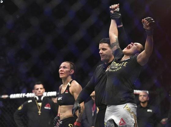 누네스(오른쪽)는 여성 UFC 최초로 두 체급 챔피언에 오른 파이터가 됐다. [AP=연합뉴스]