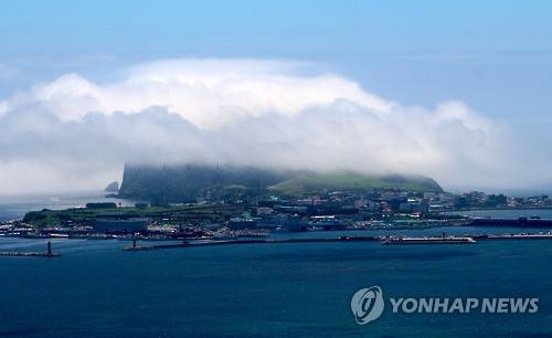 구름 이불 덮은 성산일출봉 (제주=연합뉴스) 제주지역이 맑고 무더운 날씨를 보인 가운데 세계자연유산인 제주 서귀포시 성산일출봉이 구름에 덮여 있다. [연합뉴스 자료사진]