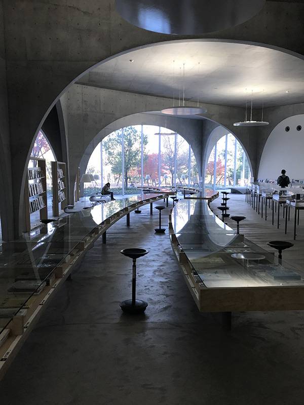 ⓒ임윤희 제공 2007년 완공된 다마 미술대학도서관 (사진)은 세계적인 건축상을 연이어 받은 건축가 이토 도요가 설계했다. ‘아치’를 기본 테마로 삼아 개방적인 도서관 공간을 만들었다.