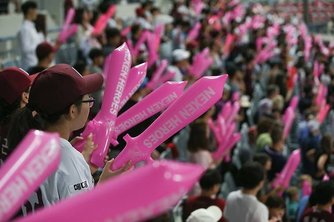 ▲ '넥센 히어로즈' 응원봉을 들고 있는 팬들 ⓒ넥센 히어로즈