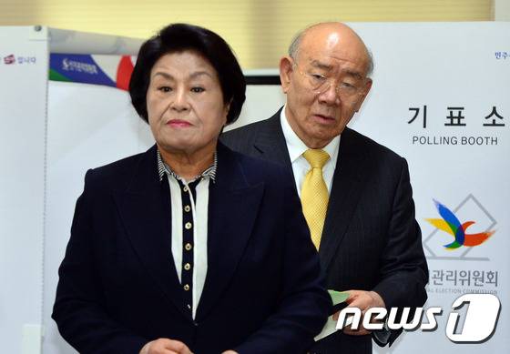 전두환 전 대통령이 제20대 국회의원선거날인 13일 오전 서울 서대문구 연희동주민센터에서 부인 이순자 여사와 함께 기표소에서 나오고 있다. 2016.4.13/뉴스1 © News1 최현규 기자