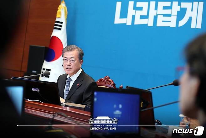 문재인 대통령이 지난달 31일 오후 청와대 여민관에서 열린 수석·보좌관 회의를 주재하고 있다. (청와대 페이스북) 2018.12.31/뉴스1