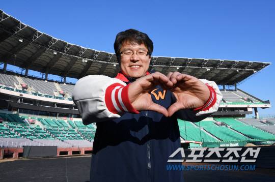 SK 와이번스 류준열 사장. 팬들에게 하트를 전한다며 포즈를 취했다. 인천=정재근 기자 cjg@sportschosun.com/2018.12.26/