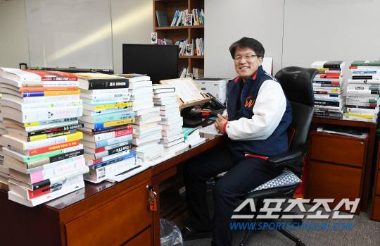 SK 와이번스 류준열 사장. 독서광답게 집무실 책상에 책에 가득 쌓여있다. 인천=정재근 기자 cjg@sportschosun.com/2018.12.26/
