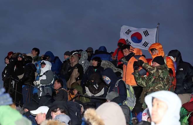 836m 백운대 정상에서 등산객들이 새해 첫 해가 떠오르기를 기다리고 있다. 김상선 기자