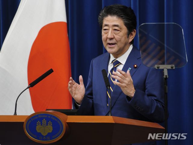 【도쿄=AP/뉴시스】아베 신조 일본 총리가 지난달 10일 도쿄 총리 관저에서 열린 기자회견에서 발언하고 있다.2018.12.10.