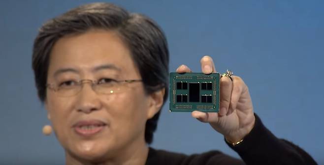 올해 서버 시장에 출시될 2세대 64코어 에픽 프로세서를 공개하는 리사 수 AMD CEO. 출처: AMD)