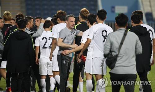 선수 격려하는 벤투 감독 (아부다비=연합뉴스) 안정원 기자 = 31일 오후(현지시간) 아랍에미리트 아부다비 바니야스 스타디움에서 열린 대한민국과 사우디아라비아와의 평가전이 무승부로 끝난 뒤 파울루 벤투 감독이 선수들을 격려하고 있다. 2019.1.1 jeong@yna.co.kr